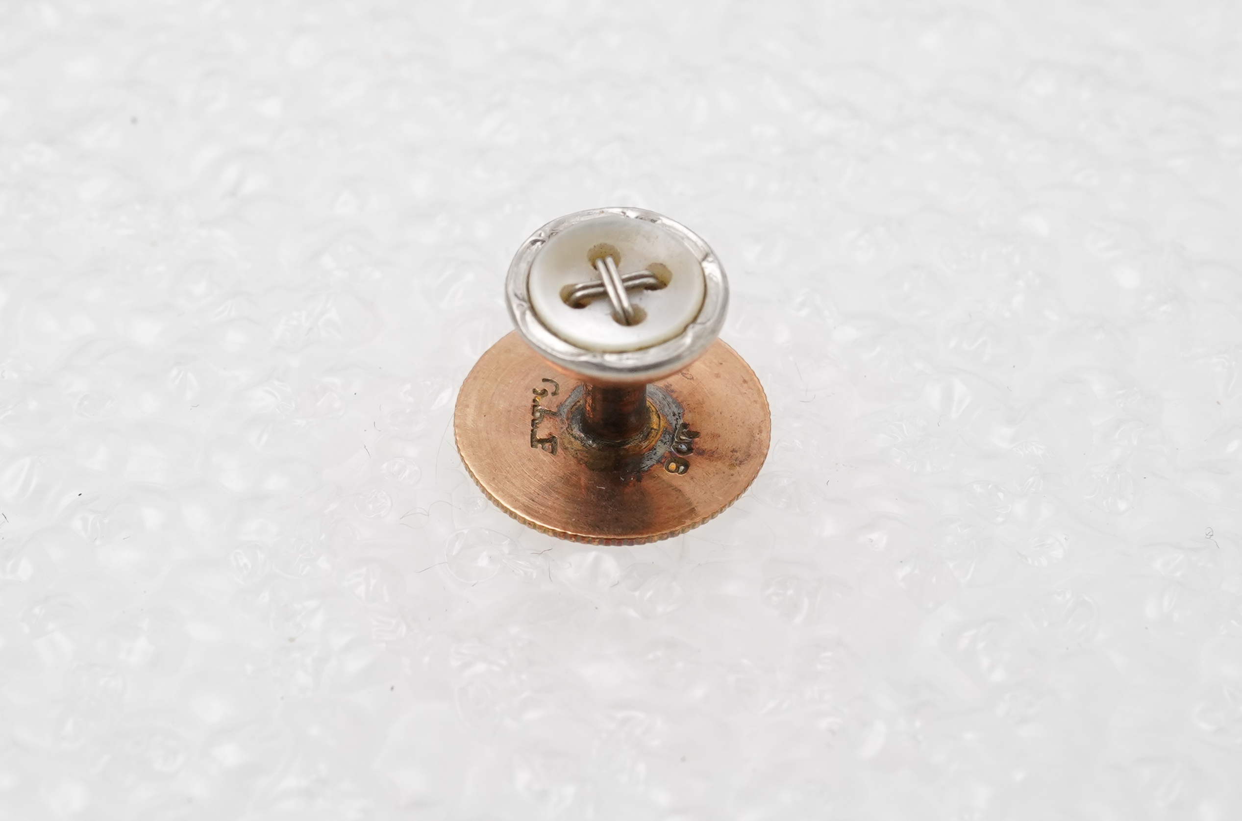 A set of 9ct gentleman's dress set cufflinks and button, retailed by Tessier